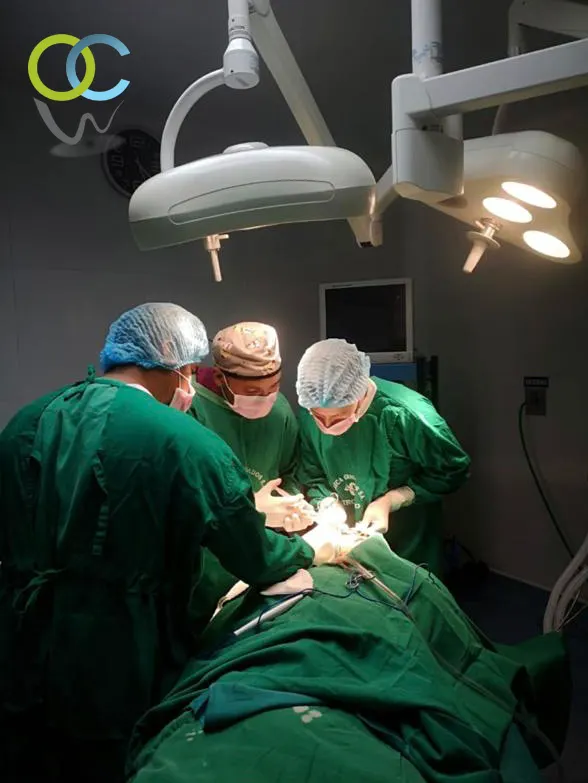 Equipo quirúrgico de Orthodontics City durante una cirugía en Guayaquil